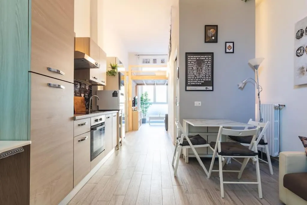 Da Francesco - Ampio Monolocale Soppalcato Apartamento Milão